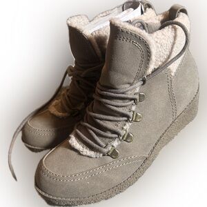 Jellypop Girls Wedge Faux Fur Lined Faux Suede Boots  taupe color.  Size 3.5
